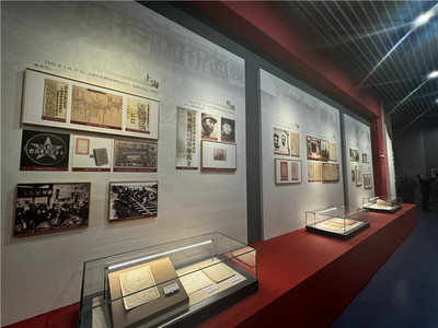 江蘇館藏革命文物聯(lián)展巡展暨新華日報(bào)交匯點(diǎn)新聞'薪火'頻道上線啟動儀式在南京舉行