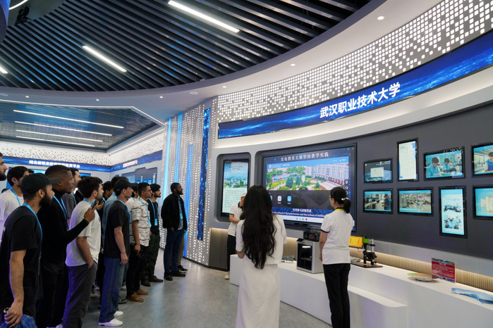 武漢職業(yè)技術(shù)大學光電教育大模型亮相2025世界數(shù)字教育大會，承辦展覽展示